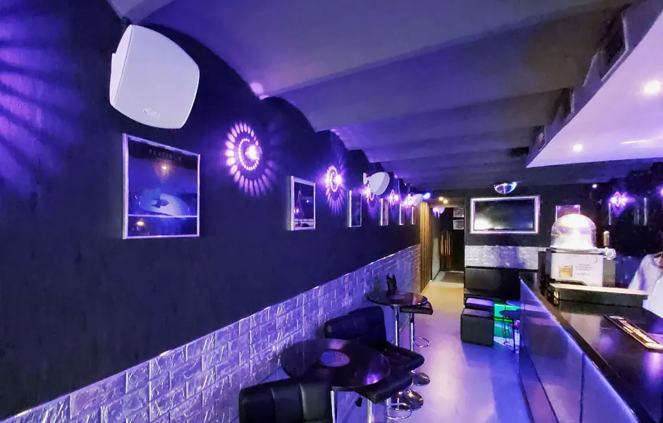 Eighties Sound and Lighting in Bar 40&Más by AICONNEX