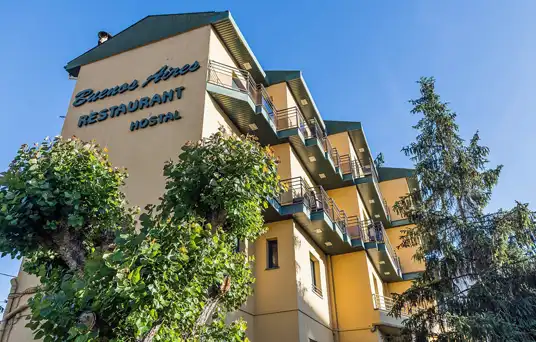 Exterior view of Hotel Lo Buenos in Tremp, acoustically conditioned by AICONNEX to improve sound quality in the dining room.