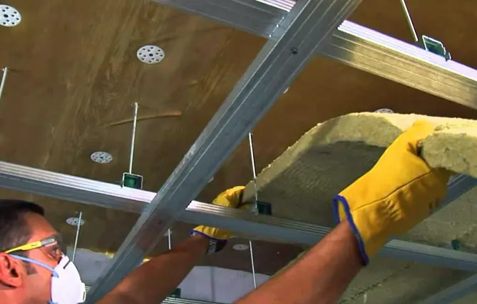 Installation of acoustic insulation on the ceiling of a premises against airborne noise in which profiling is used attached to insulating supports