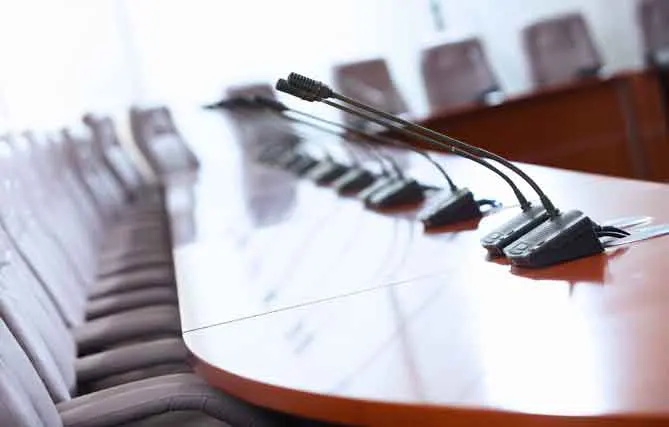 Conference and meeting room with a unified microphone system